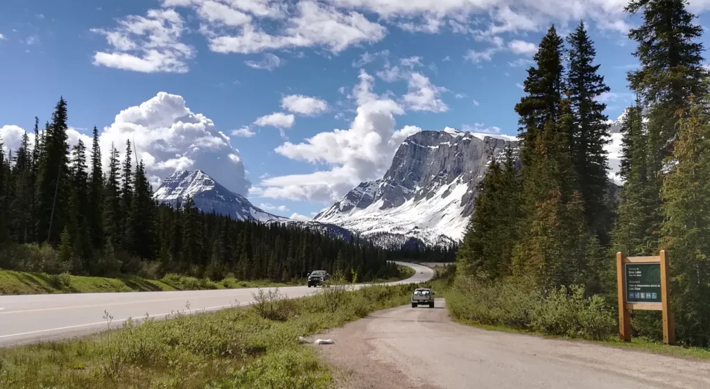 Carretera dirección el lago Bow Lake