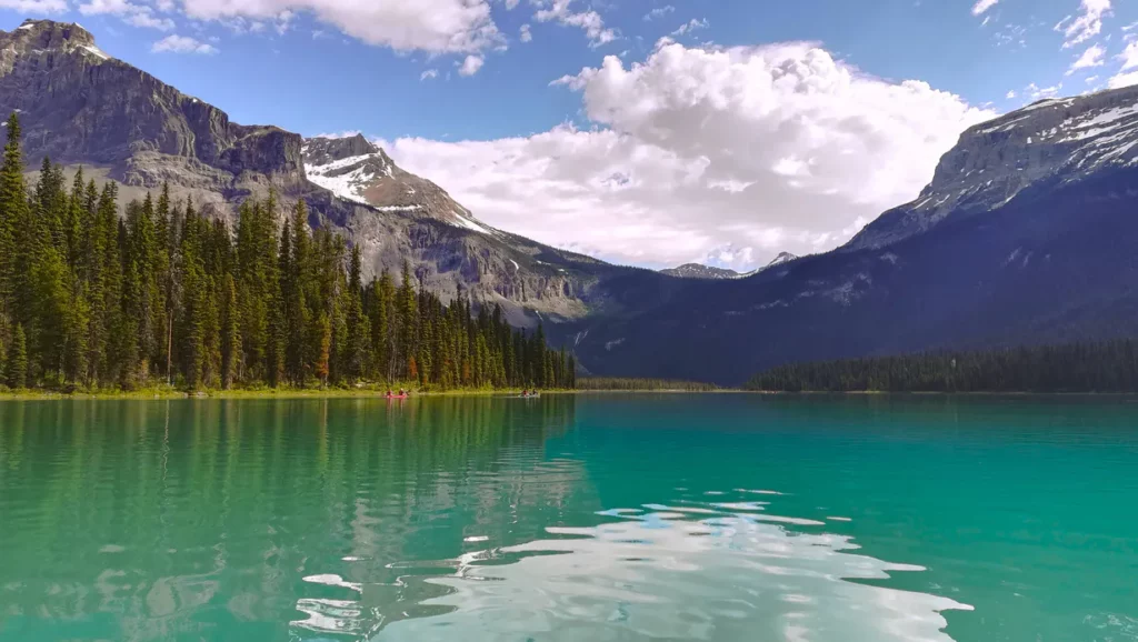 Persona en en el Kayak en medio del lago de Emeral lake con aguas turquesas en yoho national park