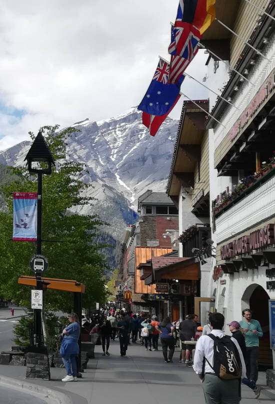 Edificios con tiendas y bares en la Banff Avenue