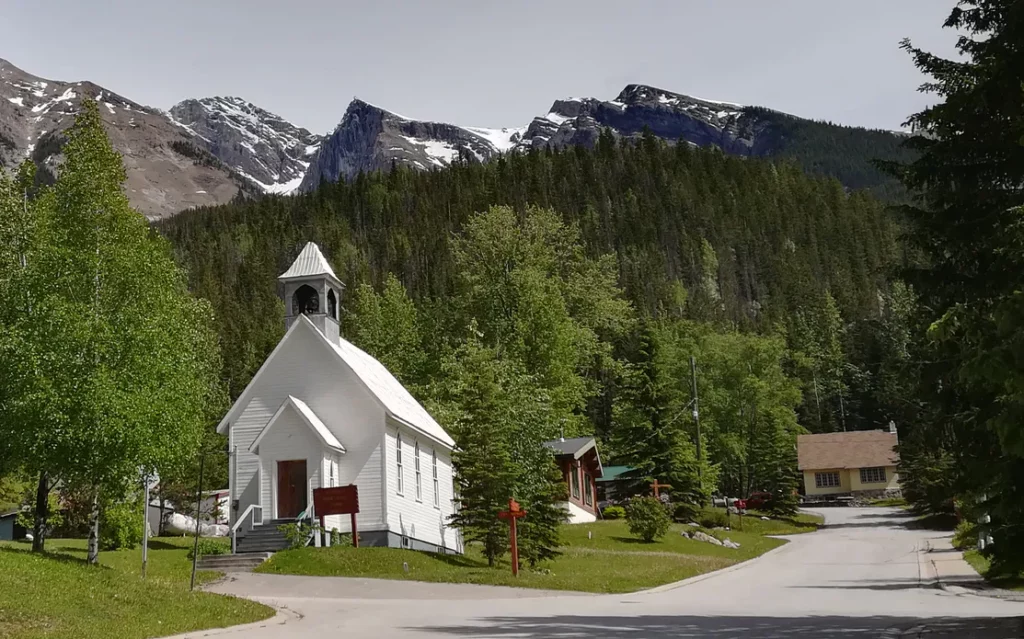 Iglesia completamente blanca en las rocosas canadienses