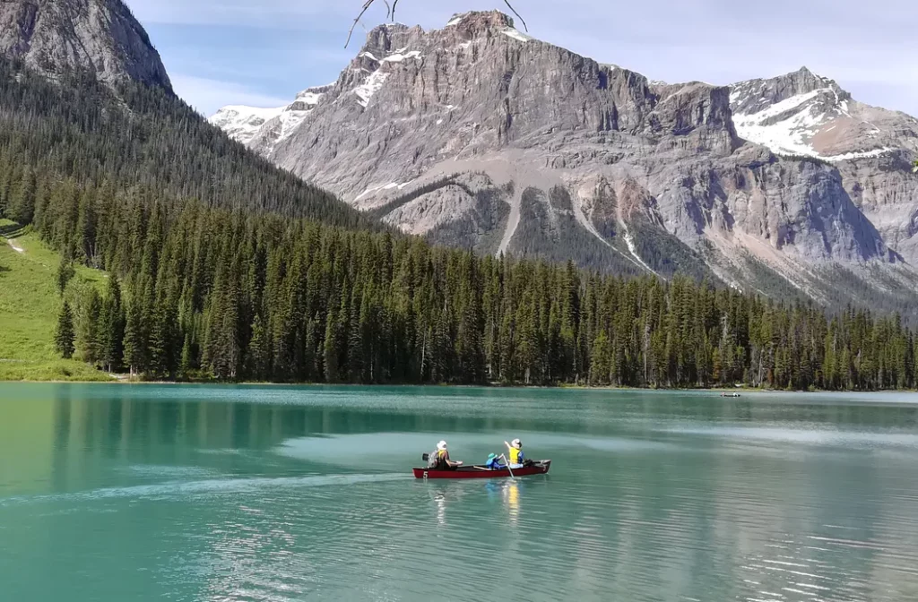 Kayak en el lago Emerald lake con vistas de montes verdes de fondo en las rocosas Canadienses