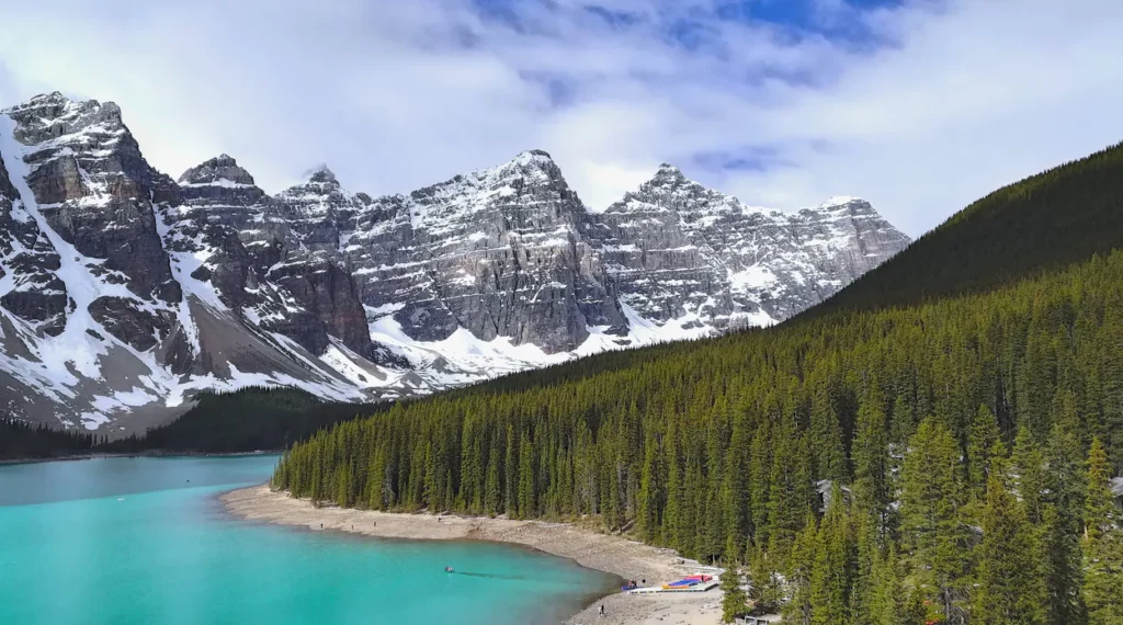 Panoramica de Morain lake en las Rocosas Canadienses