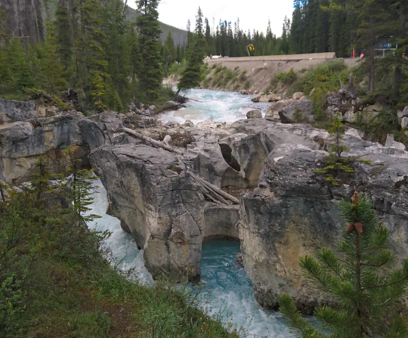 uno de los caónes de Marbel canyon con aguas turquesas y piedras a la vista