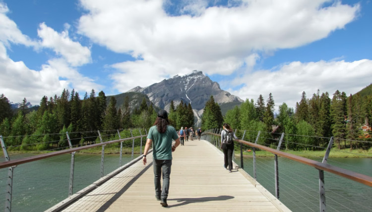 Puente sobre el rio Bow en Banff, Canada. De fondo se puede ver el monte Cascade.