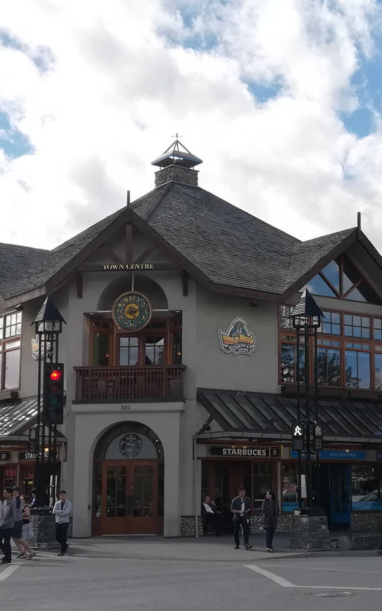Starbucks en un edificio curioso en la Banff Avenue en Banff, Canadá.