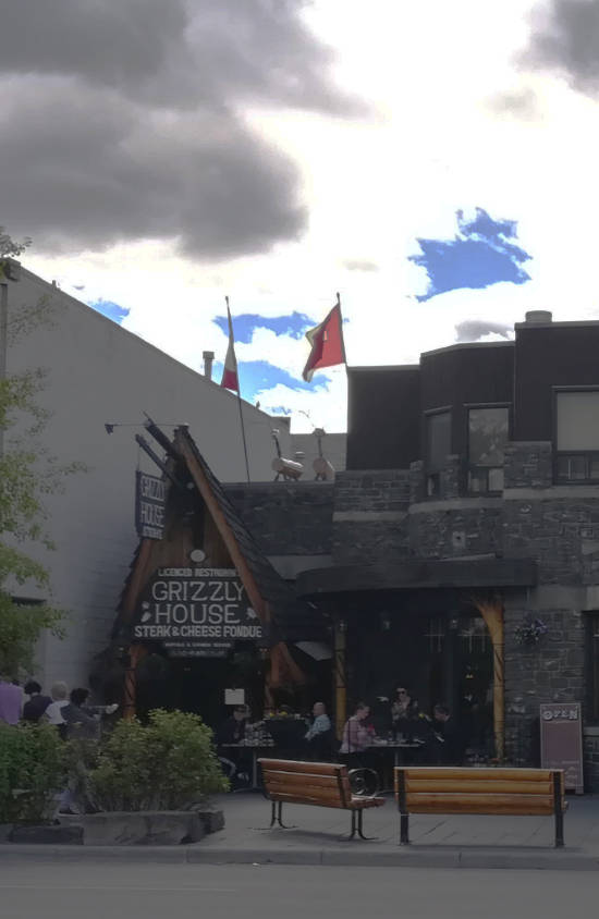 Curioso edificio de Grizzy house el cual es de piedra y madera en Banff Avenue.