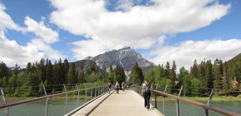 Puente Bow bridge en el trail de Bow river trail en Banff