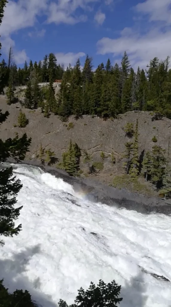 Foto de la última Bow falls desde las pasarelas de Bow river trail