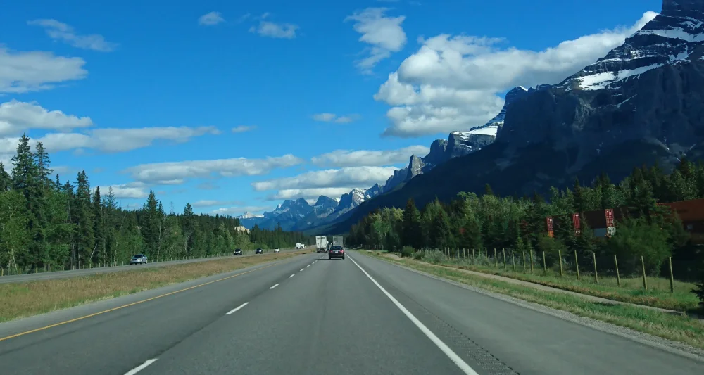 Vista desde el frontal del bus en Banff