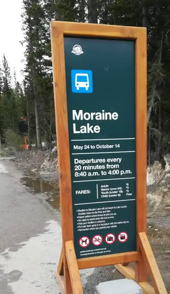 Cartel con los precios del autobus de Morain Lake