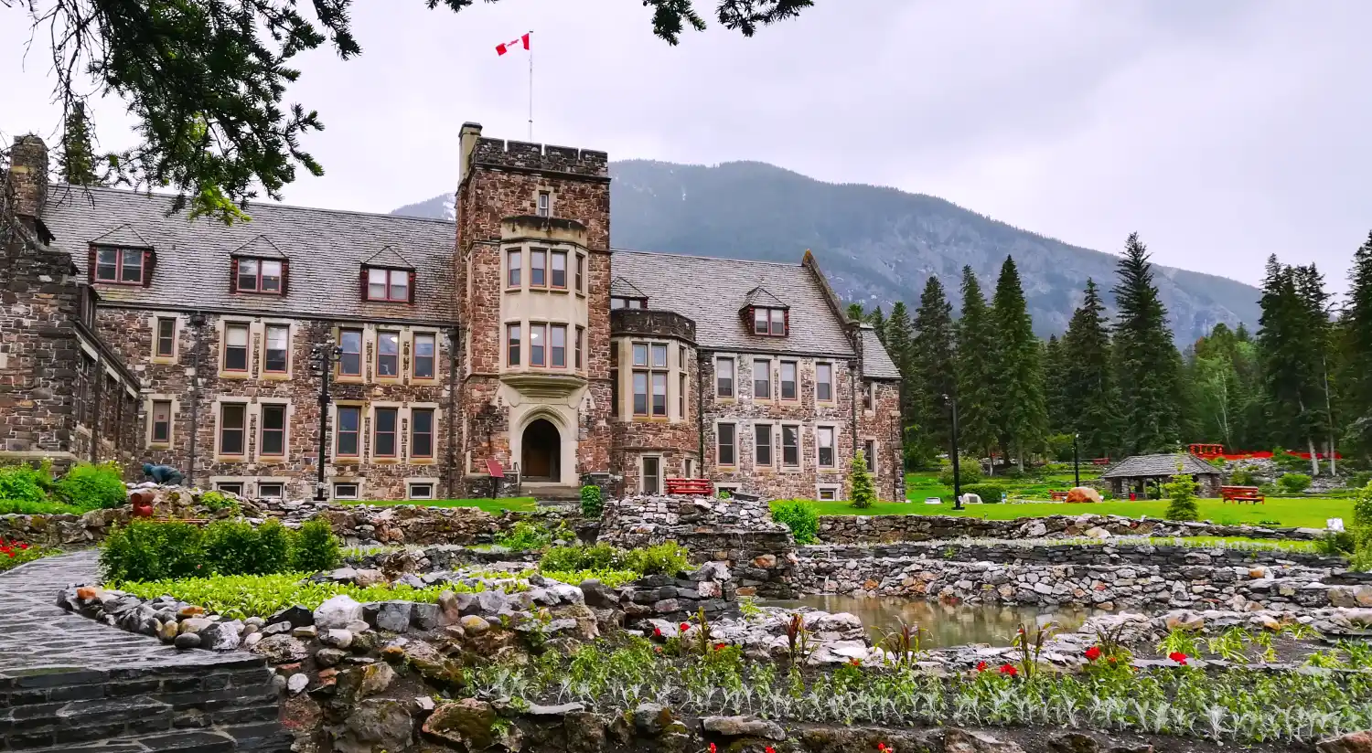 Descubre Cascade Gardens: El rincón gratuito de Banff con vistas brutales.