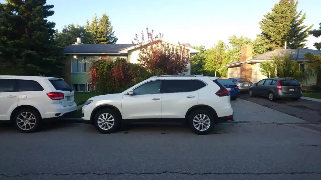 Coches aparcados en calles de Banff centro por falta de plazas de parking