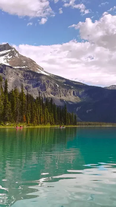 Persona en en el Kayak en medio del lago de Emeral lake con aguas turquesas en yoho national park
