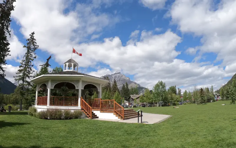 Parque central de Banff con las vistas del quiosco y las montañas de fondo