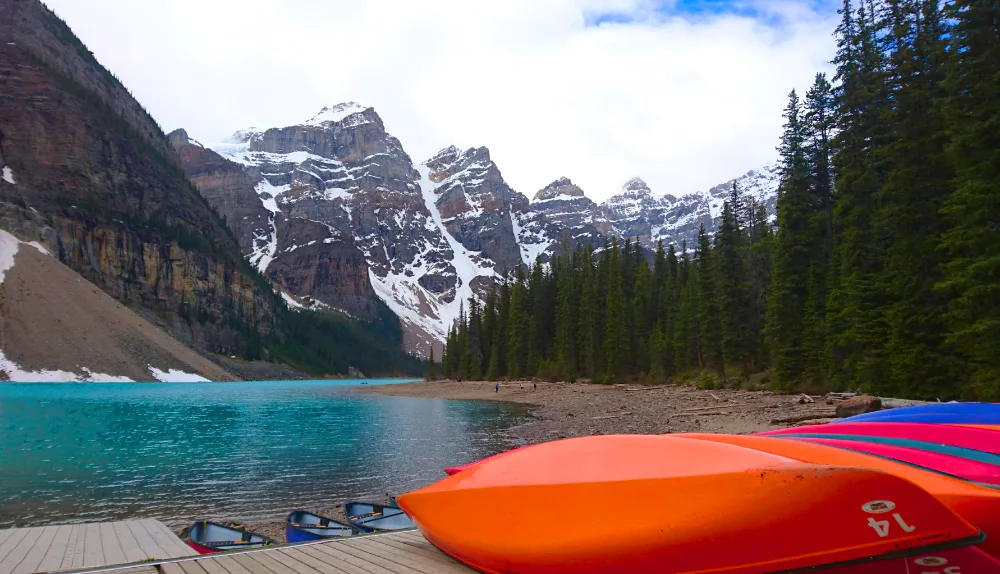 Canoas de colores en la orilla de Moraine Lake en el Parque Nacional Banff, una de las actividades estrella de la guía
