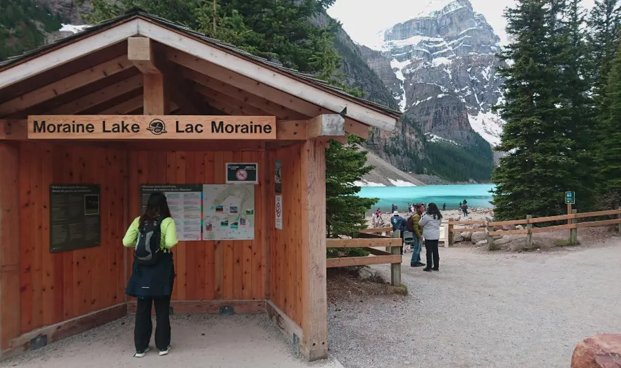 Punto de información y mapas en la llegada a Moraine Lake, clave para orientarse tras bajar del autobús