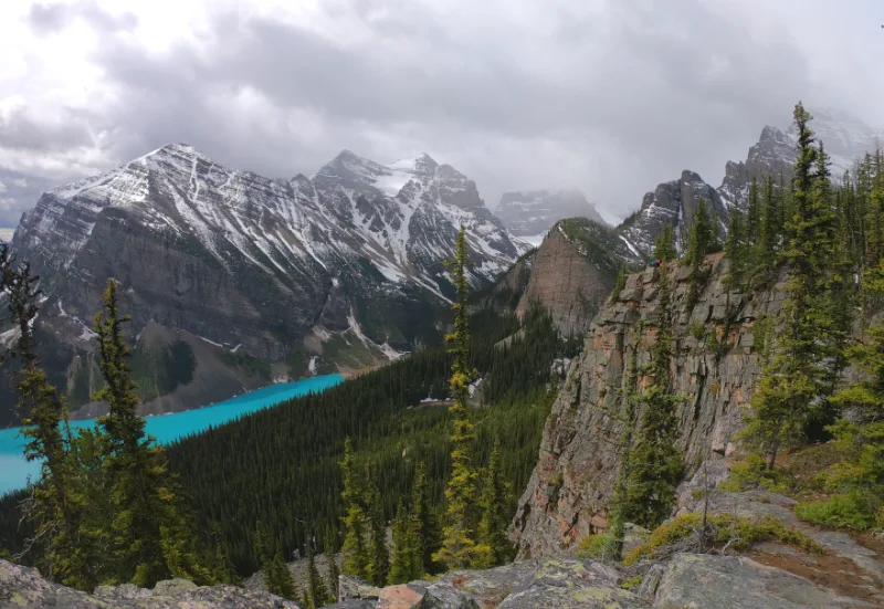 Vistas panorámicas desde el mirador Little Beehive hacia el lago Lake Louise y las montañas nevadas de Banff.