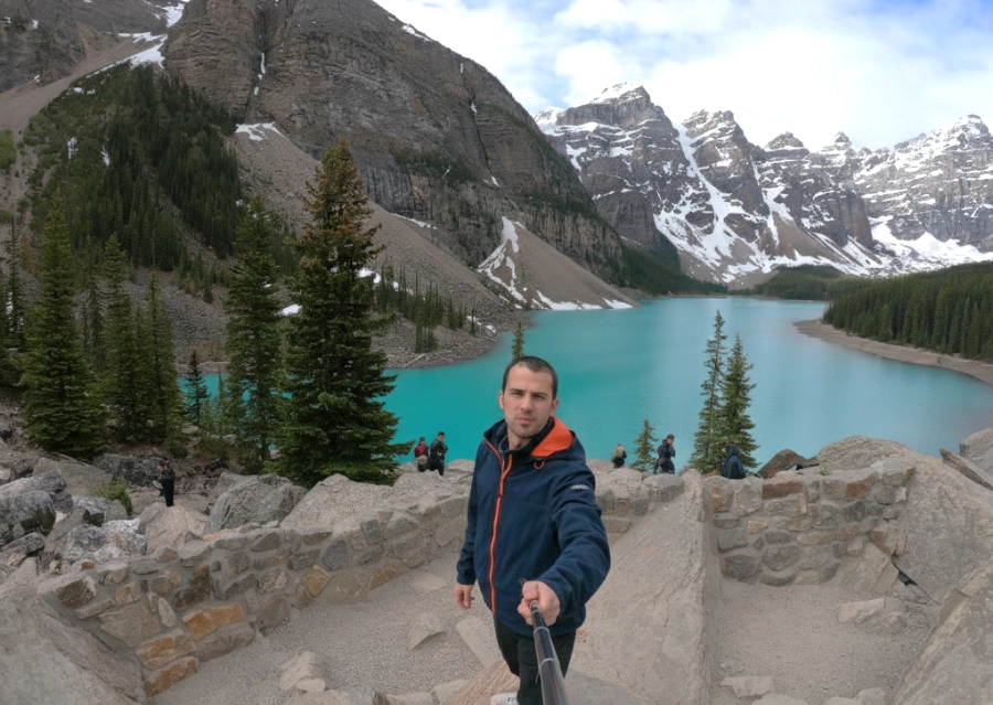 Selfie de un viajero en el mirador Rockpile con las vistas panorámicas del lago Moraine y las montañas Ten Peaks al fondo.