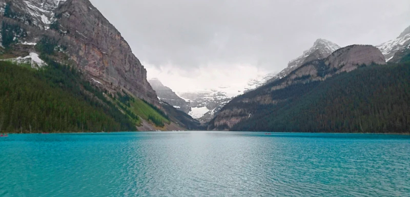 Vista del Glaciar Victoria y las montañas nevadas desde el paseo principal de Lake Louise junto al hotel.