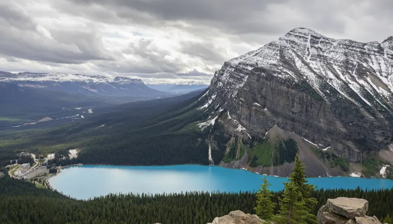 Panorámica de Lake Louise y el hotel Fairmont Château desde el mirador de Little Beehive en Banff.