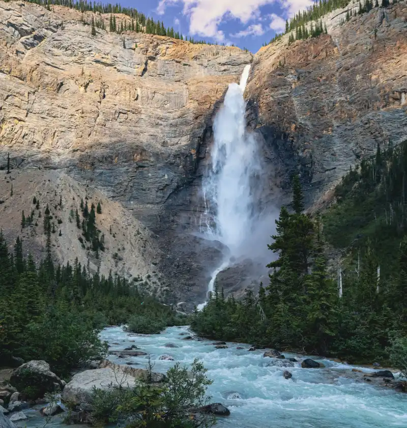 Paisaje del valle Yoho con el Monte Wapta al fondo desde la base de Takakkaw Falls.