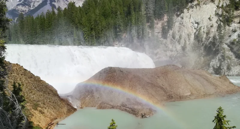 Arcoiris formado por el spray de Wapta Falls en Yoho