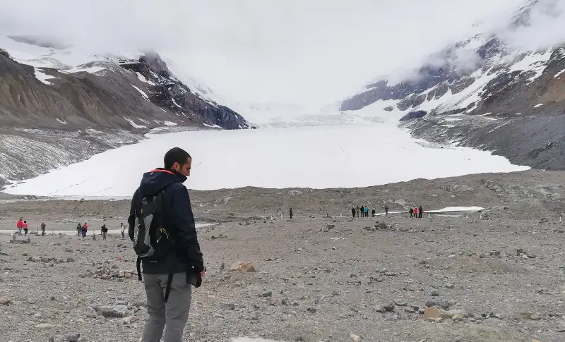 Jokin, creador de MundoRocosas, posando con el Glaciar Athabasca y el Columbia Icefield de fondo en Jasper, Canadá.