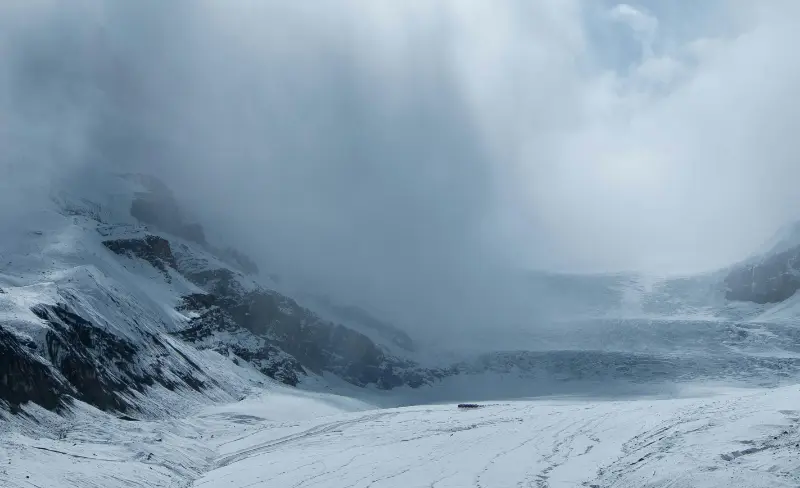 Nubes bajas levantándose sobre los picos nevados del Columbia Icefield tras una tormenta en las Rocosas Canadienses.