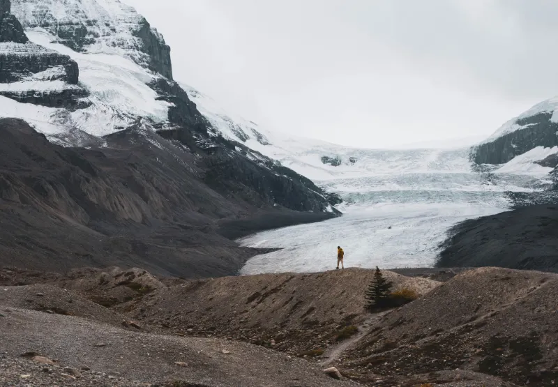 Vista panorámica del Glaciar Athabasca desde la base, mostrando la lengua de hielo y las montañas del Columbia Icefield en Jasper.
