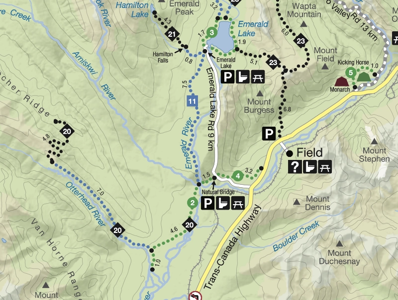 Mapa oficial de senderos del Parque Nacional Yoho que muestra las rutas entre Natural Bridge, Emerald Lake y el pueblo de Field, incluyendo distancias y servicios.