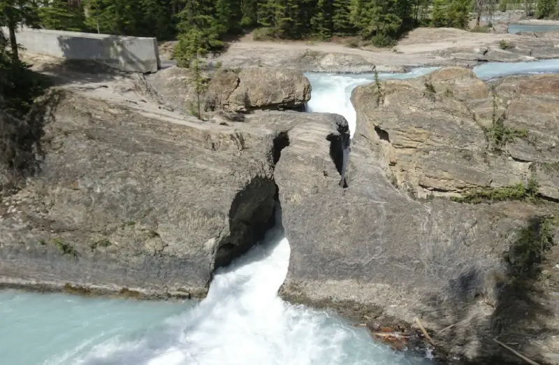 Vista aérea de la formación geológica Natural Bridge sobre el río Kicking Horse, Parque Nacional Yoho, Rocosas Canadienses.