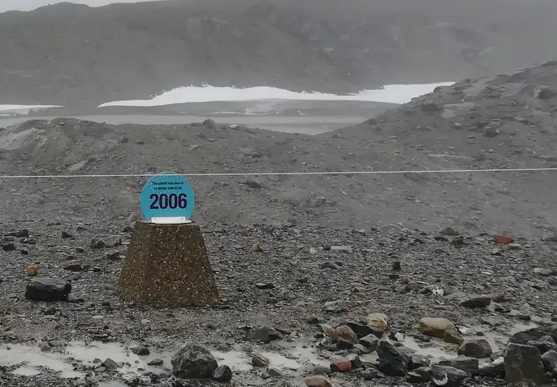 Señal de Parks Canada indicando el límite del Glaciar Athabasca en 1982, con el frente del glaciar actual visible a lo lejos.
