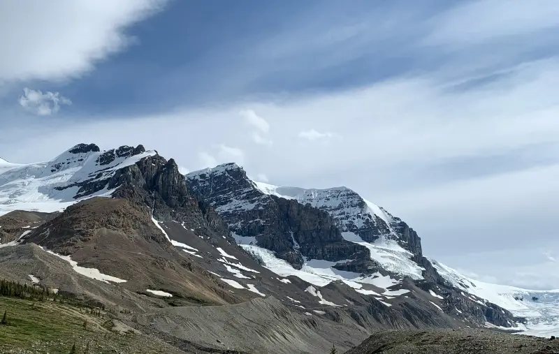 Vistas de la ladera lateral y la morrena del Glaciar Athabasca desde los senderos de aproximación en Jasper.