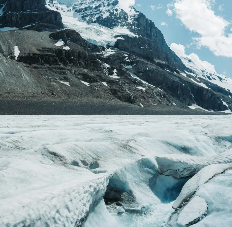 Primer plano de las grietas y formaciones de hielo azul en el Glaciar Athabasca, Columbia Icefield.