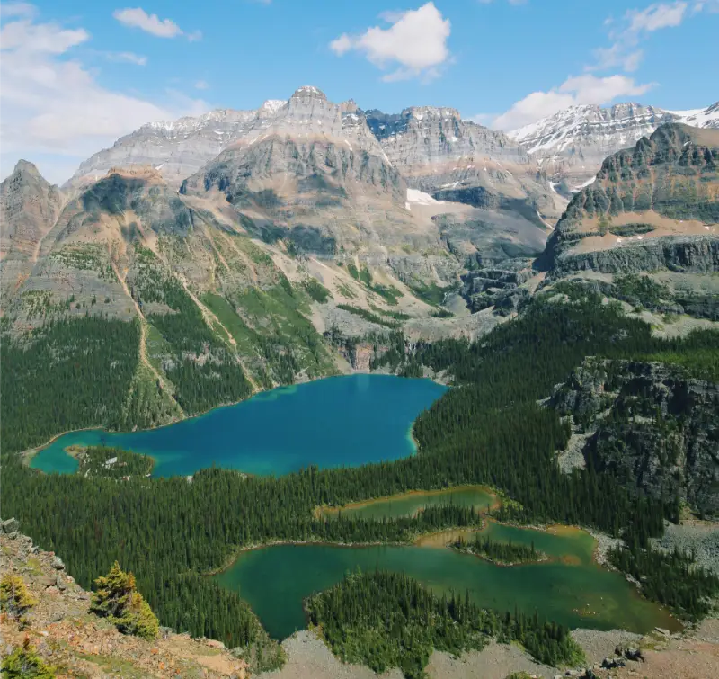 Panorámica desde la ladera del Mount Schaffer mostrando el Mary Lake en primer plano y el Lake O'Hara al fondo, Yoho National Park.