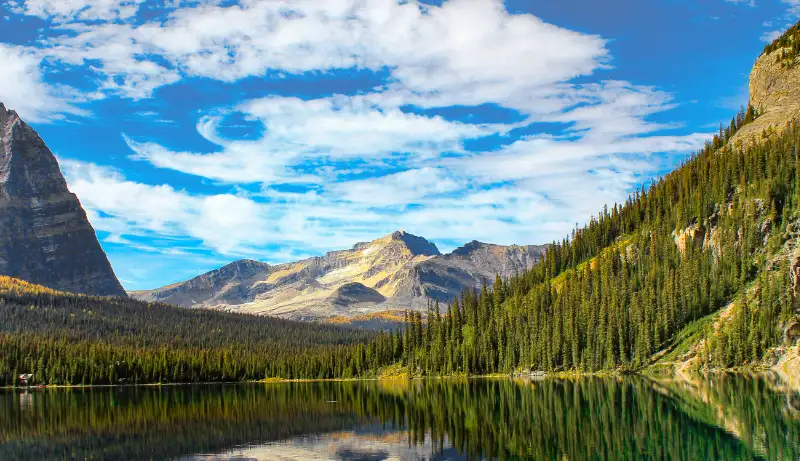 Vistas desde la orilla norte de Lake O'Hara con el Mount Huber al fondo, Yoho